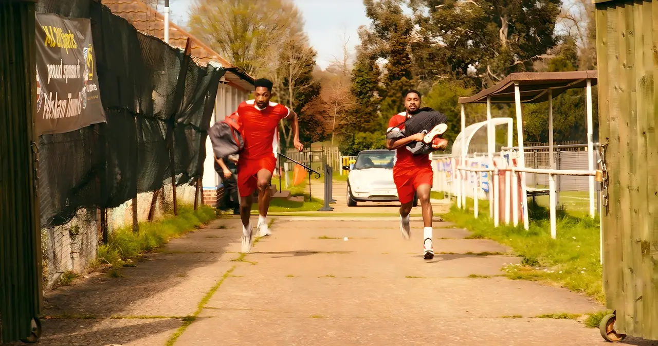 Eniola and Jordan running through the city